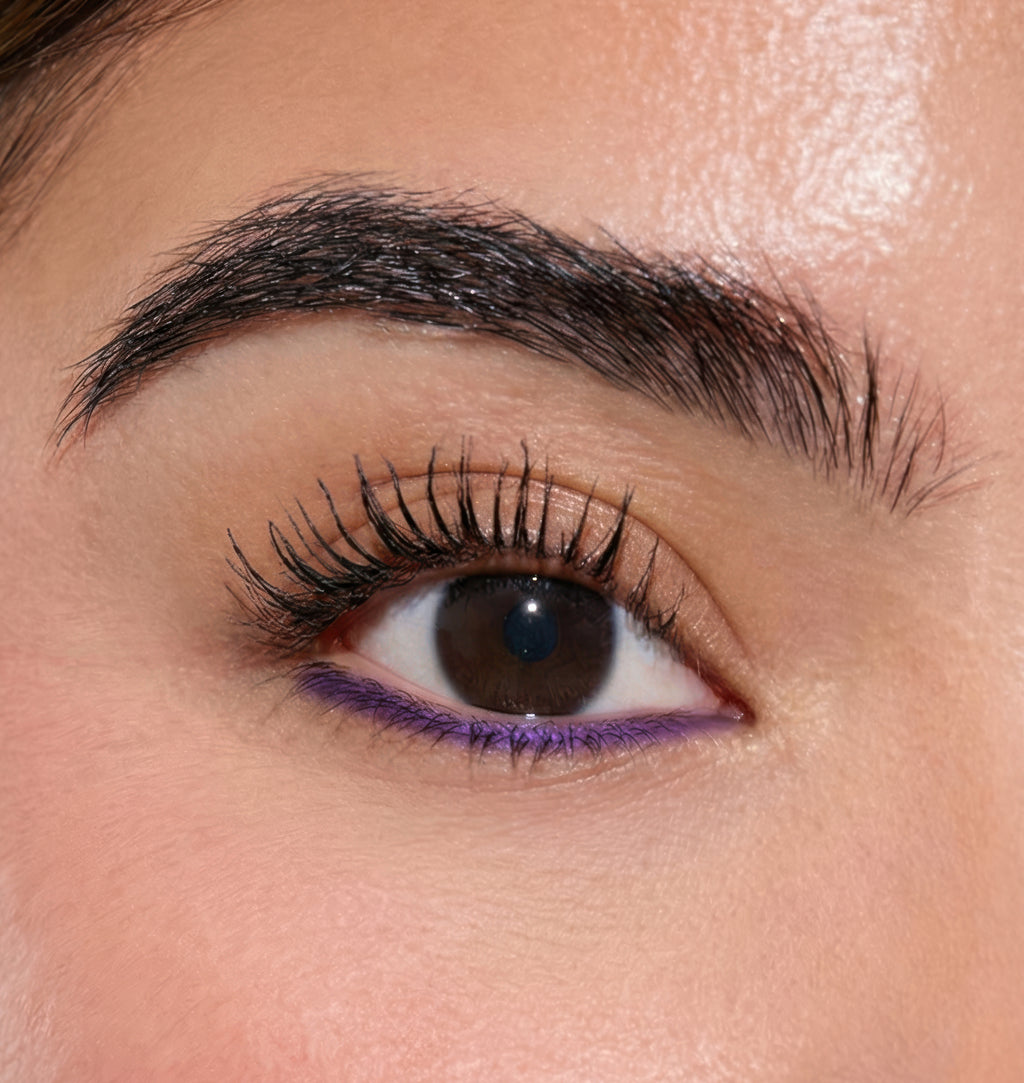 Perfect Precision Eyeliner GP706 Deep Violet - Model